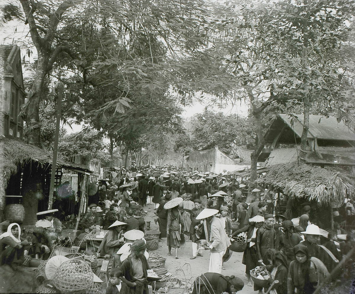 Biển người đi mua sắm và vãn cảnh tại chợ Bưởi, dịp giáp Tết 1928.