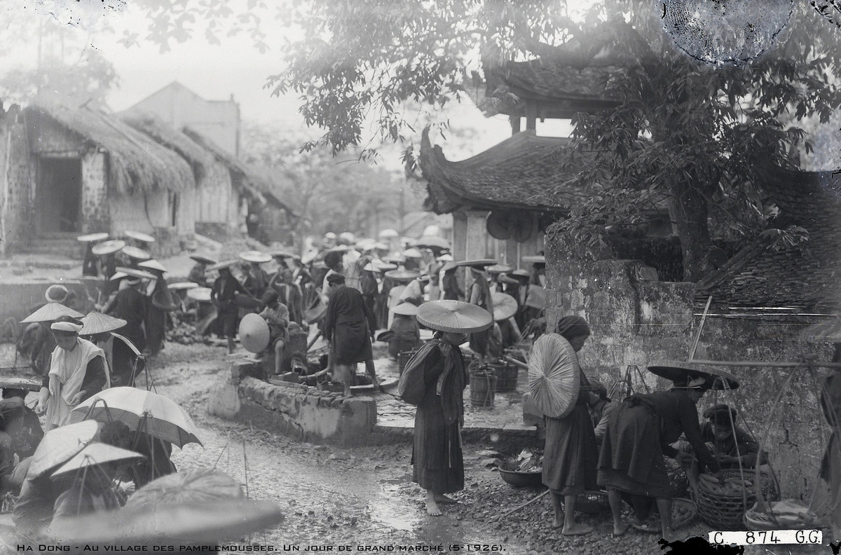 Cảnh họp chợ gần giếng nước, tháng 5/1926.