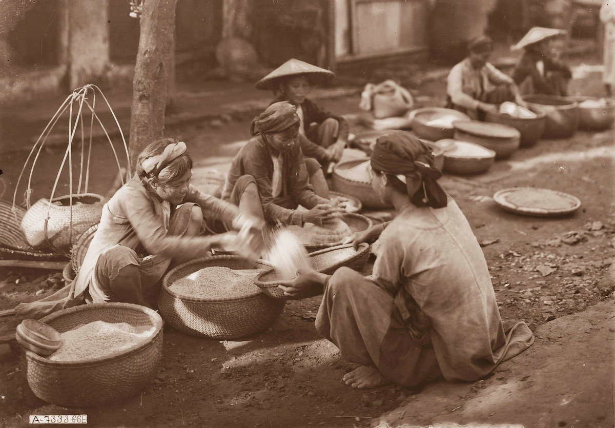 Những người phụ nữ bán gạo ở chợ Bưởi, thập niên 1920.