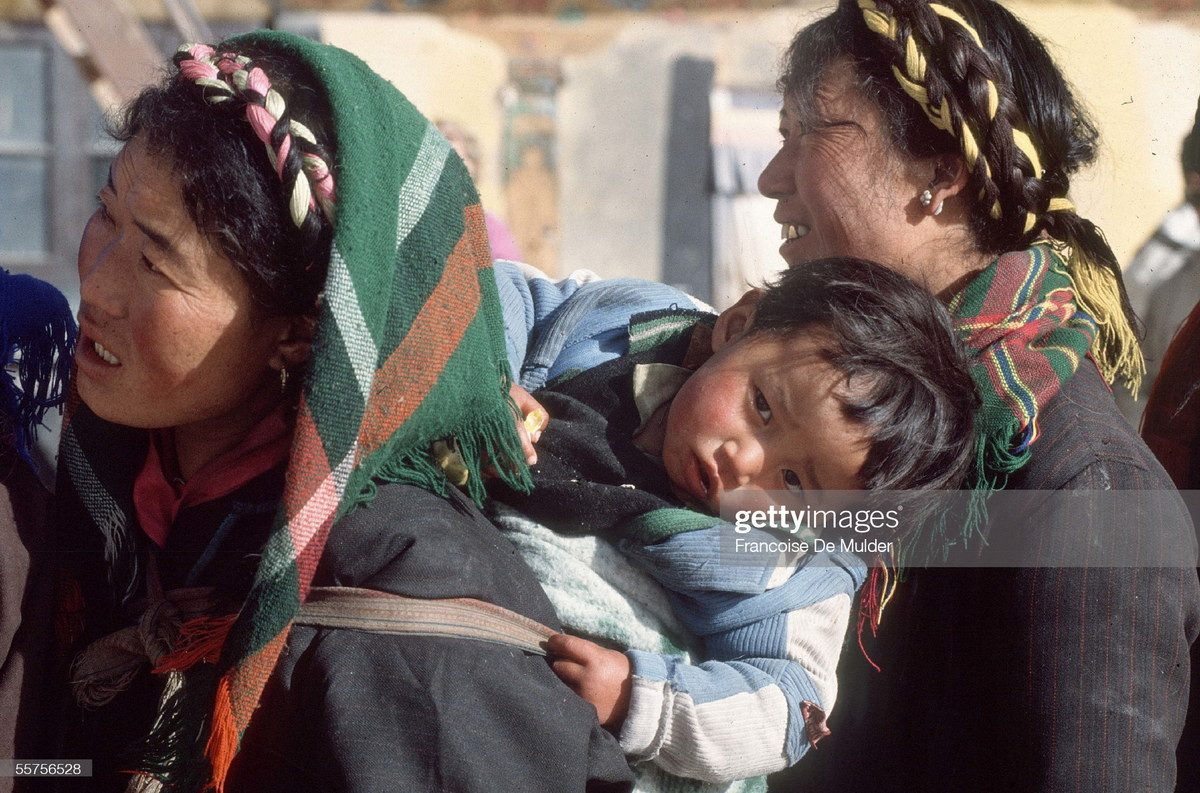 Phụ nữ và trẻ em trong dòng người hành hương ở Potala.