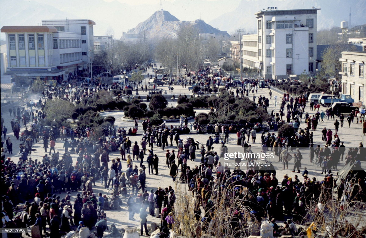 Khung cảnh ở quảng trường phía trước tu viện Jokhang, Lhasa.