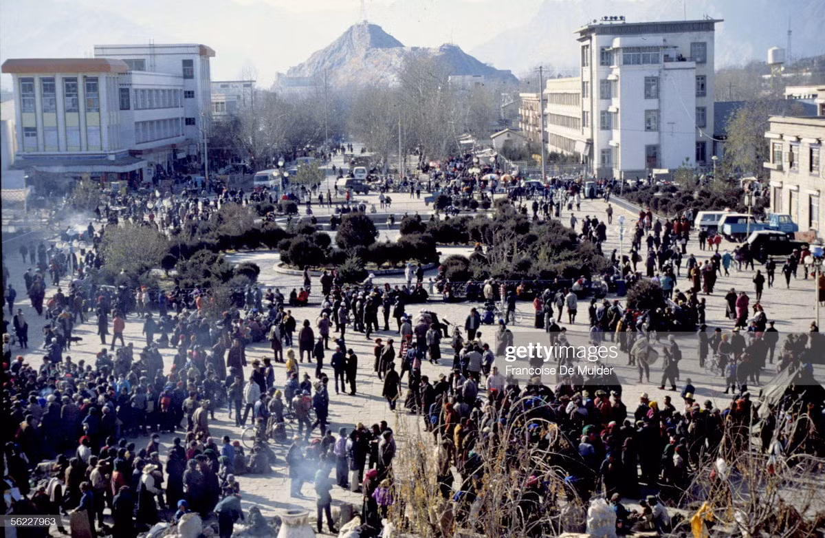 Khung cảnh ở quảng trường phía trước tu viện Jokhang, Lhasa.