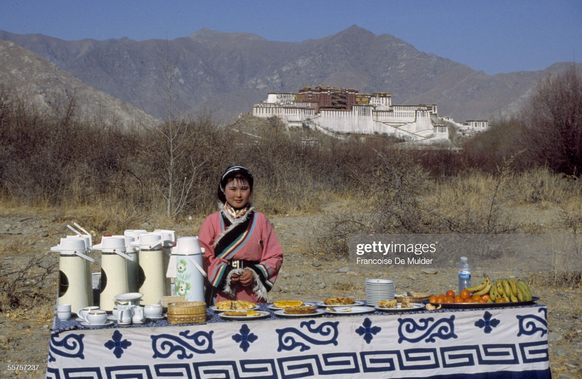 Quầy bán thức ăn và đồ uống nóng cho khách du lịch gần cung điện Potala.