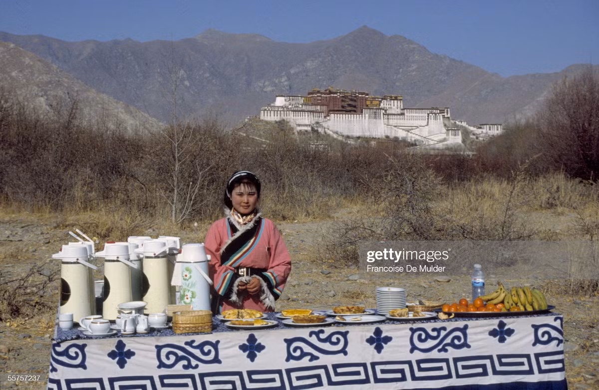 Quầy bán thức ăn và đồ uống nóng cho khách du lịch gần cung điện Potala.