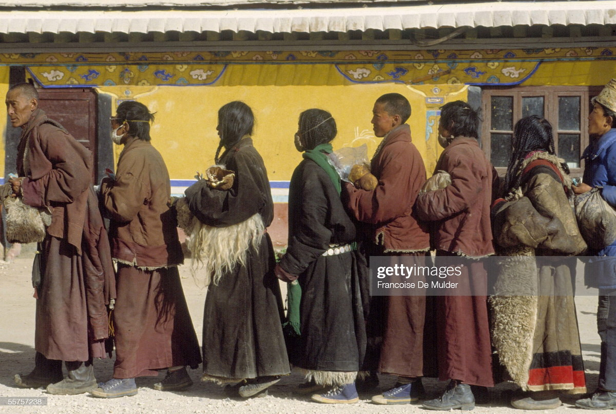 Người hành hương xếp hàng ở sân trong của cung điện Potala.