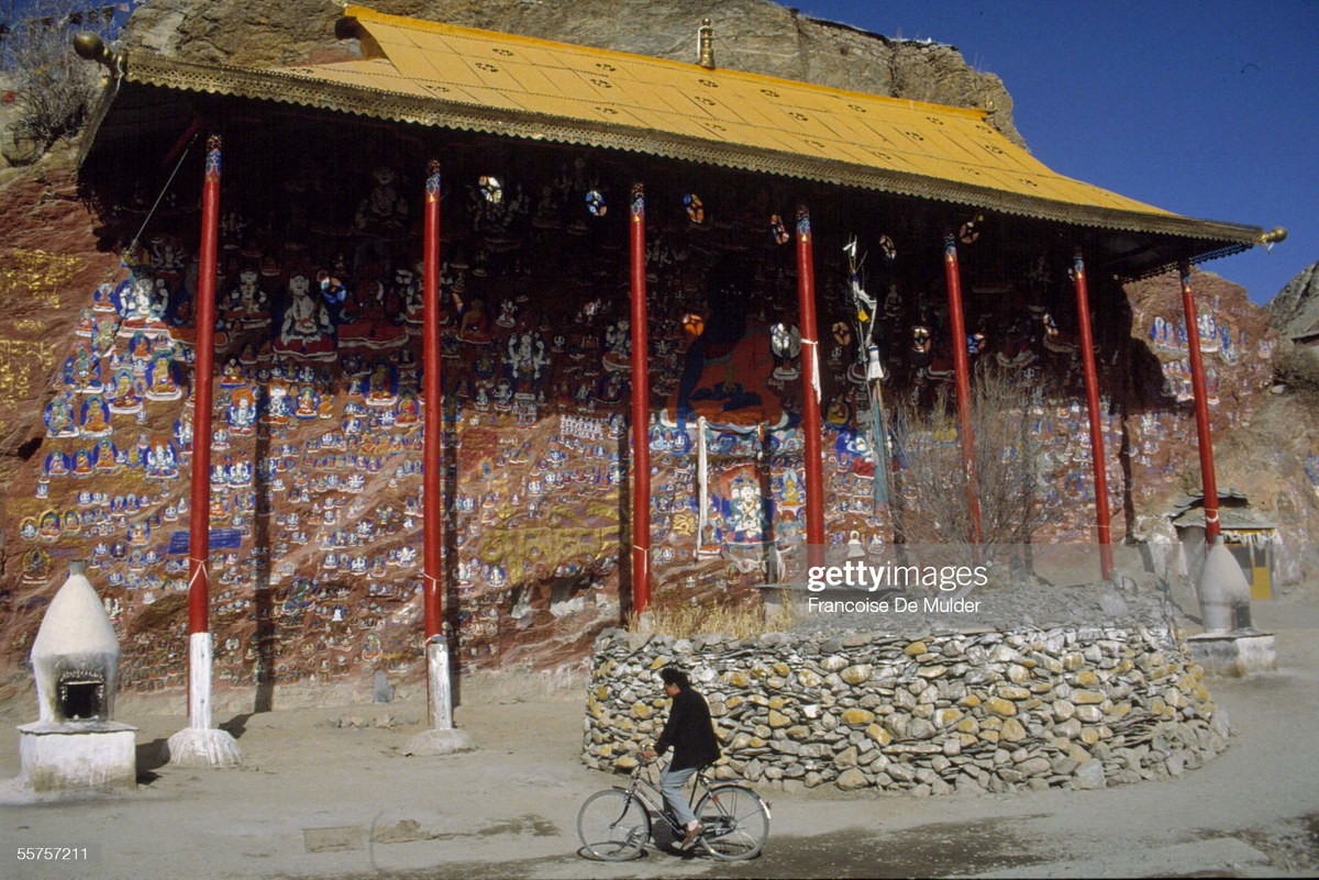 Bức tường khắc hình 1.000 vị Phật tại Lingkhor, tuyến đường hành hương bao quanh thành phố Lhasa.