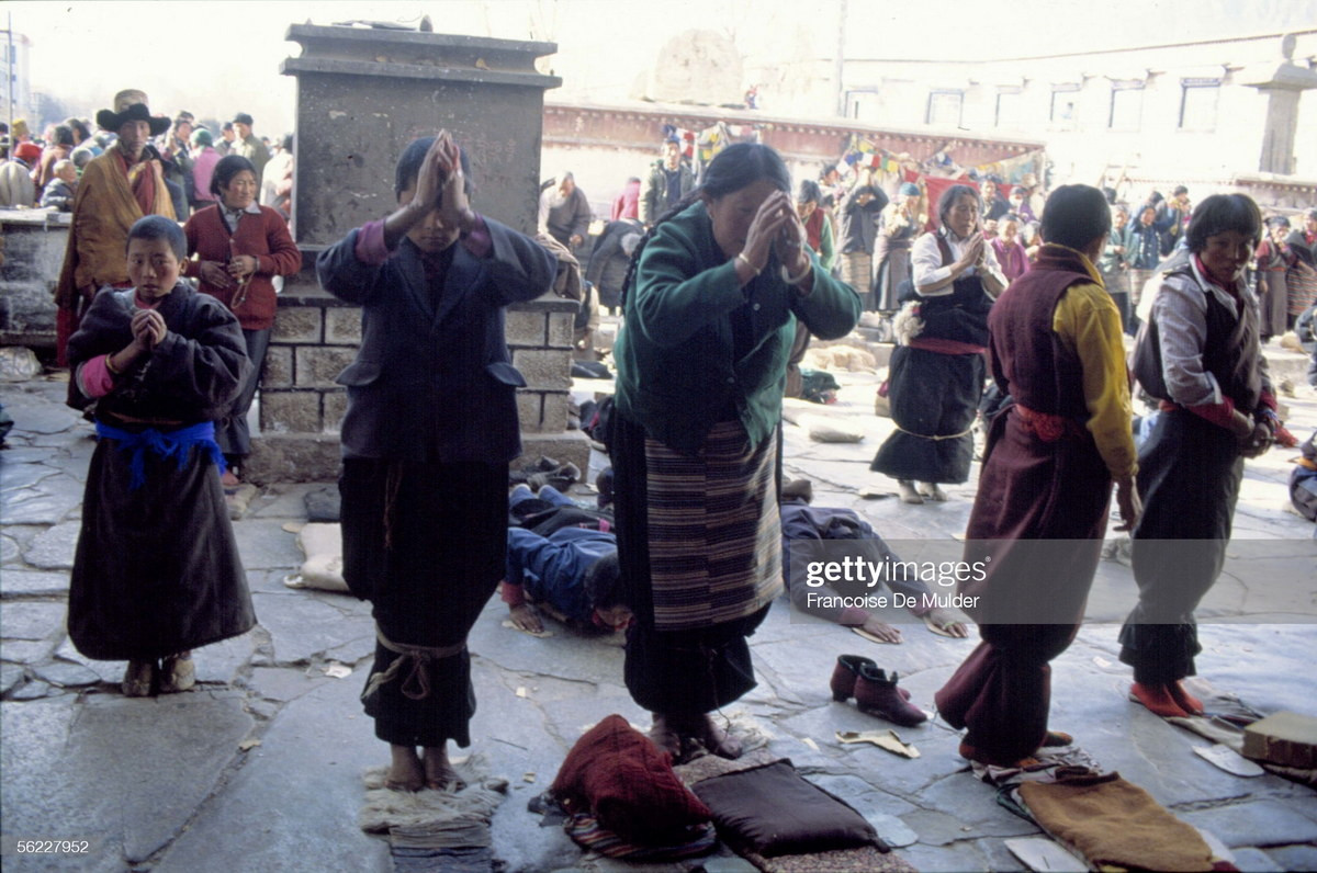 Người hành hương cầu nguyện ở cổng tu viện Jokhang.