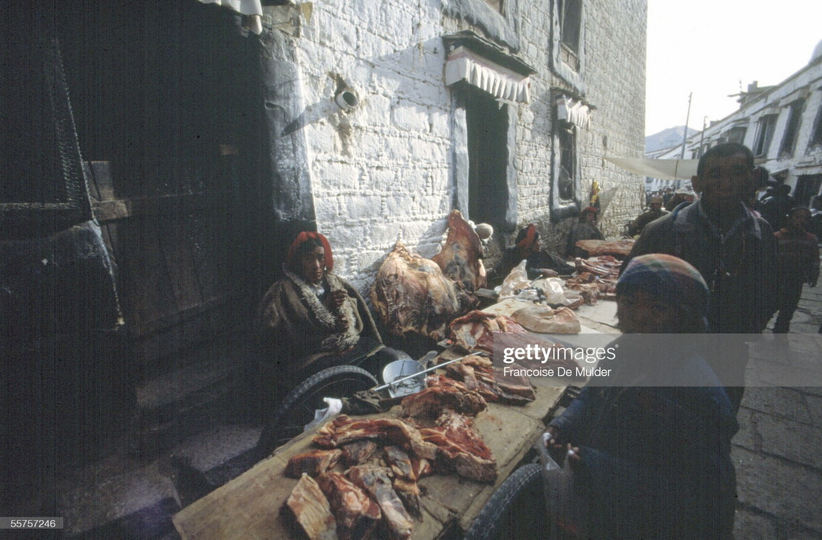 Quầy bán thịt ở chợ.