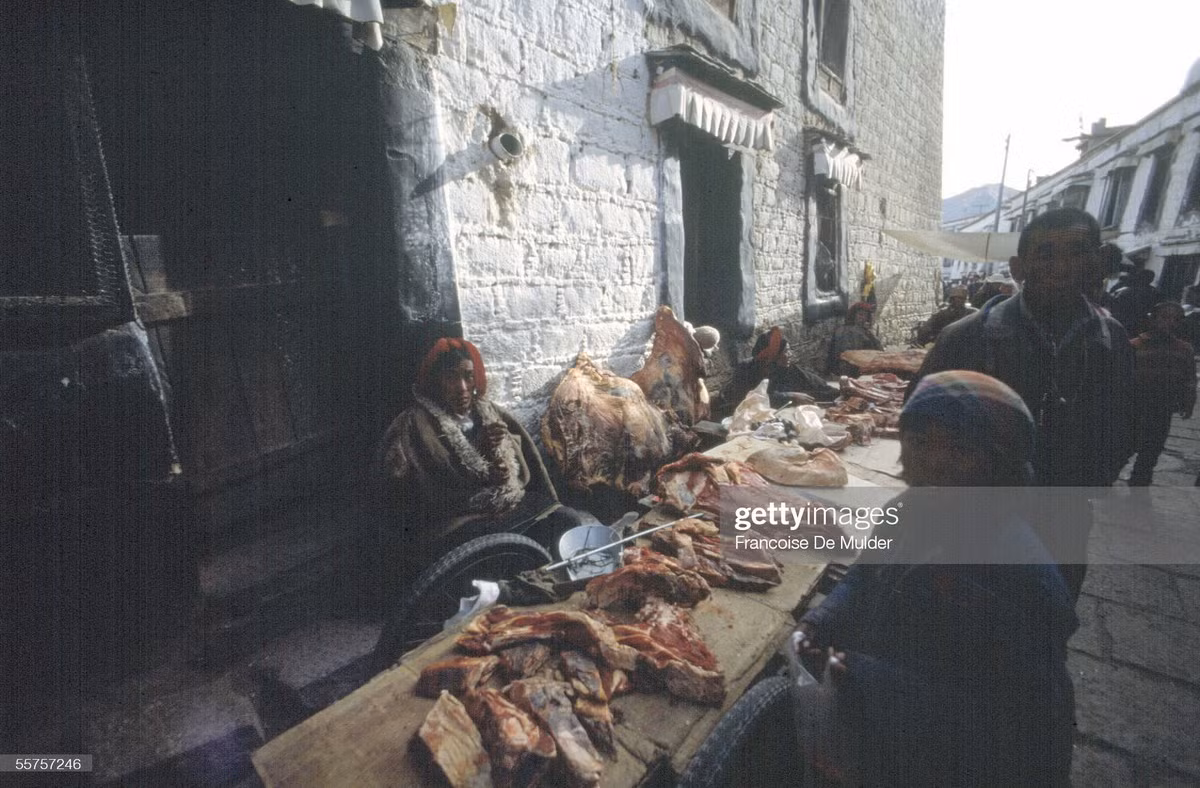 Quầy bán thịt ở chợ.