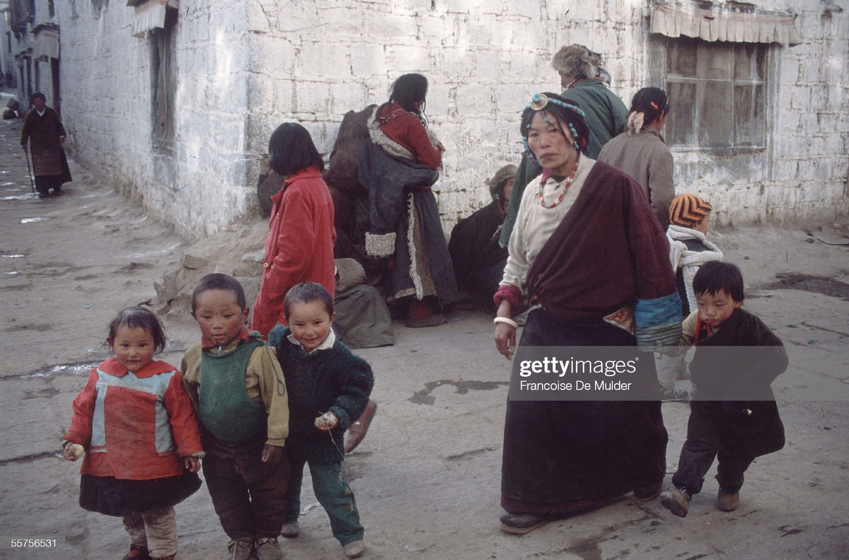 Cảnh đời thường ở khu phố cũ.