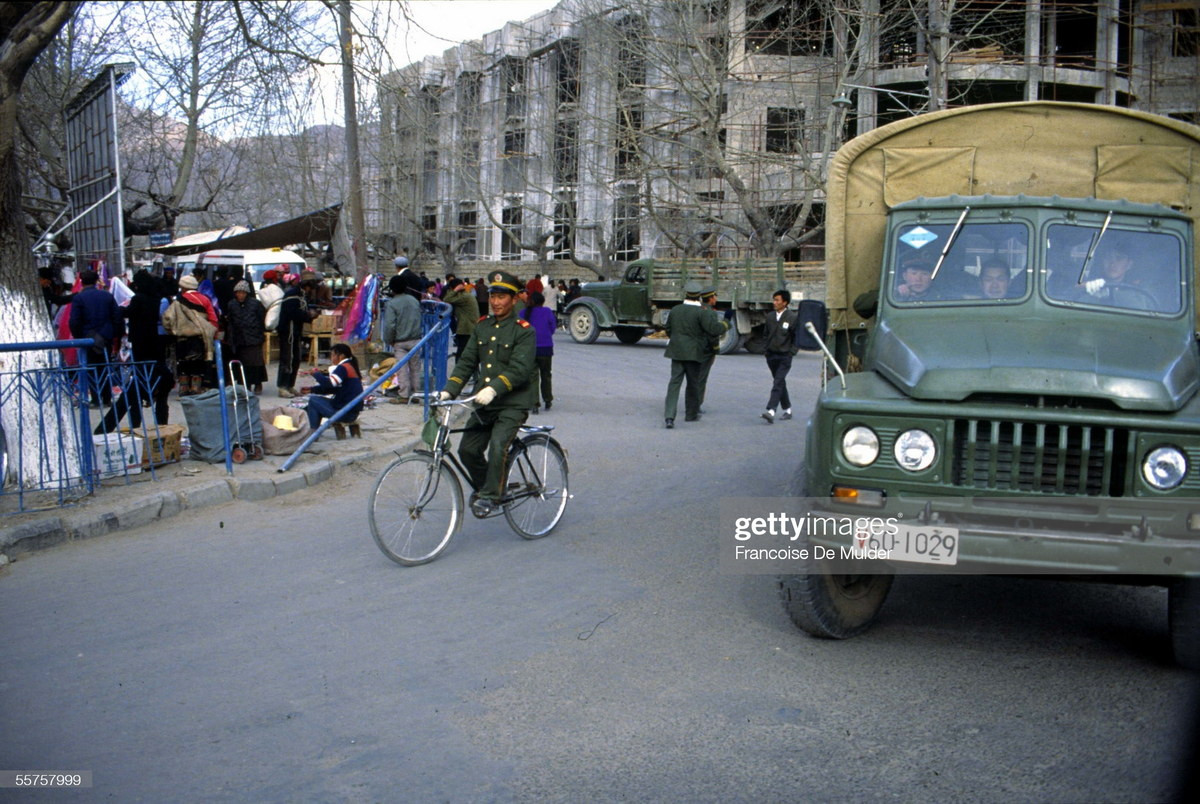 Một góc phố mang màu sắc hiện đại với tòa nhà cao tầng đang được xây dựng ở Lhasa.