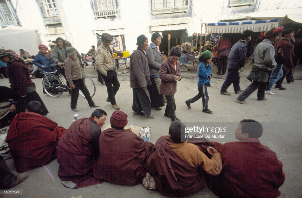 Nhóm nhà sư khất thực trên phố.