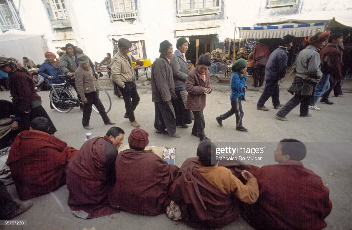 Nhóm nhà sư khất thực trên phố.