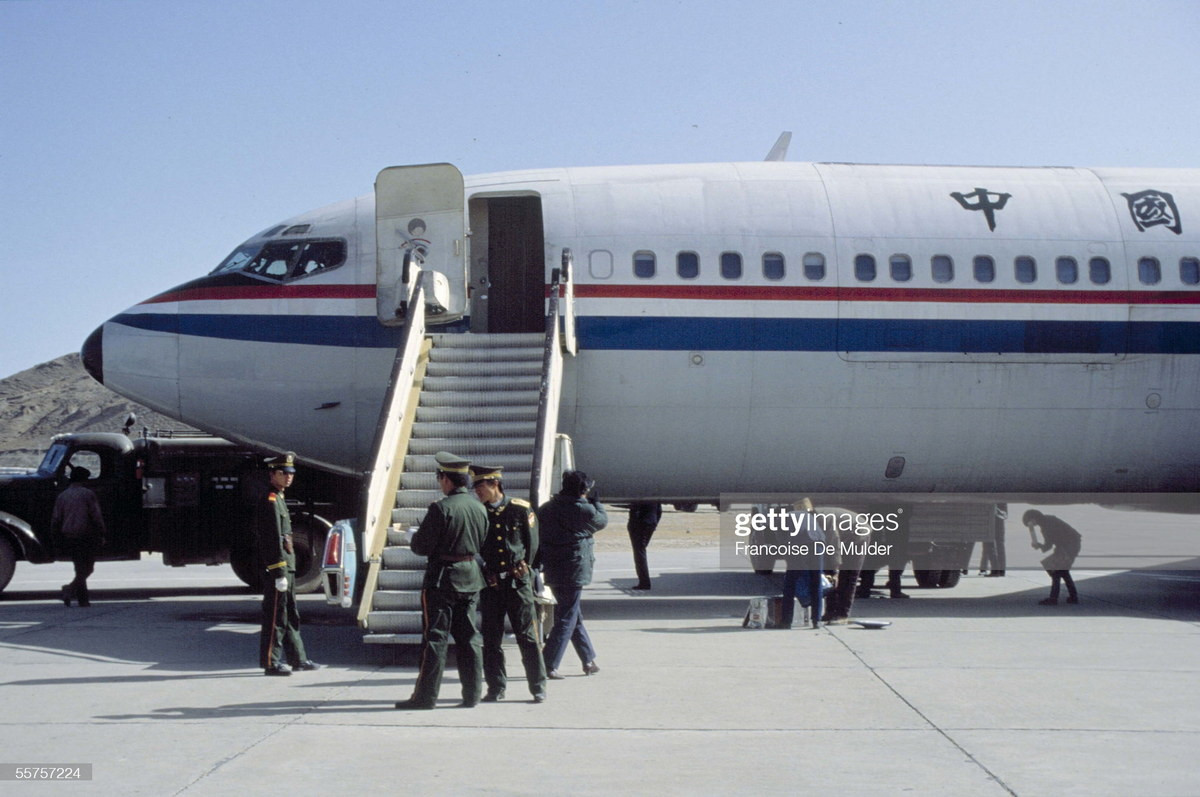 Máy bay chở khách ở sân bay Lhasa.