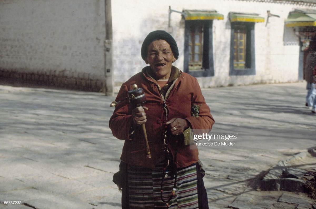 Cụ bà Tây Tạng cầm bánh xe cầu nguyện.