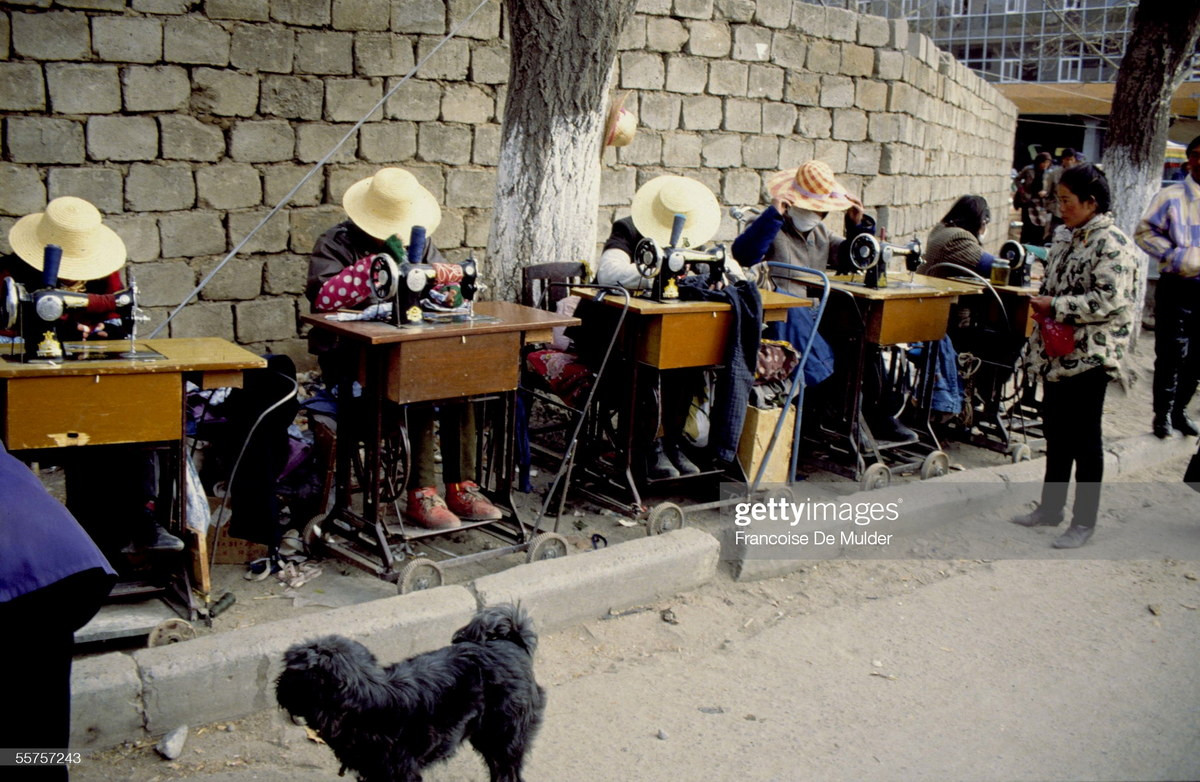 Thợ may hành ghề trên vỉa hè.