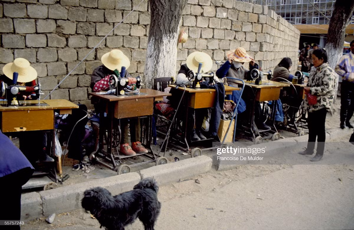 Thợ may hành ghề trên vỉa hè.