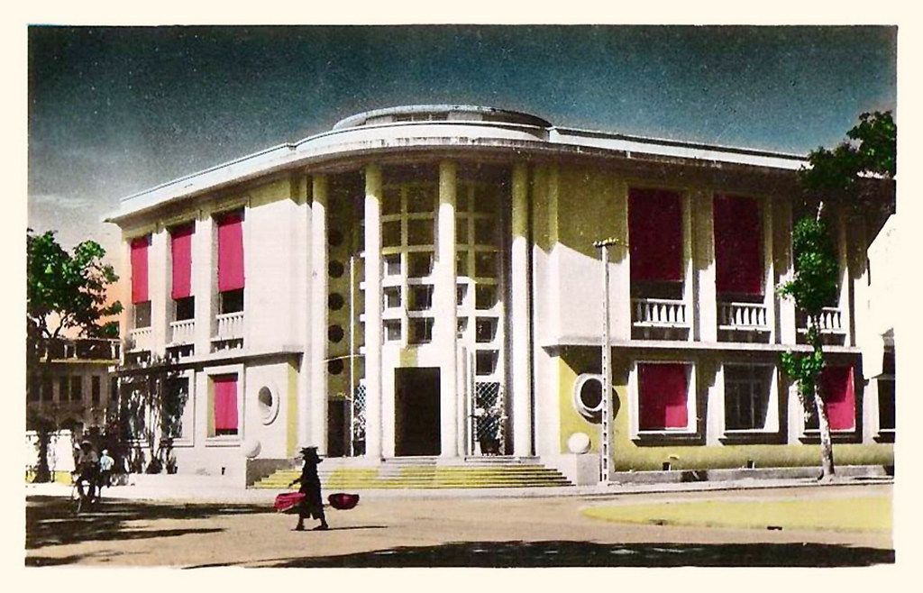 Năm 1943, Sở Bưu điện Hà Nội xây dựng thêm một tòa nhà mới nằm ở góc đại lộ Francis Garnier - phố Fourès (nay là phố Đinh Lễ).