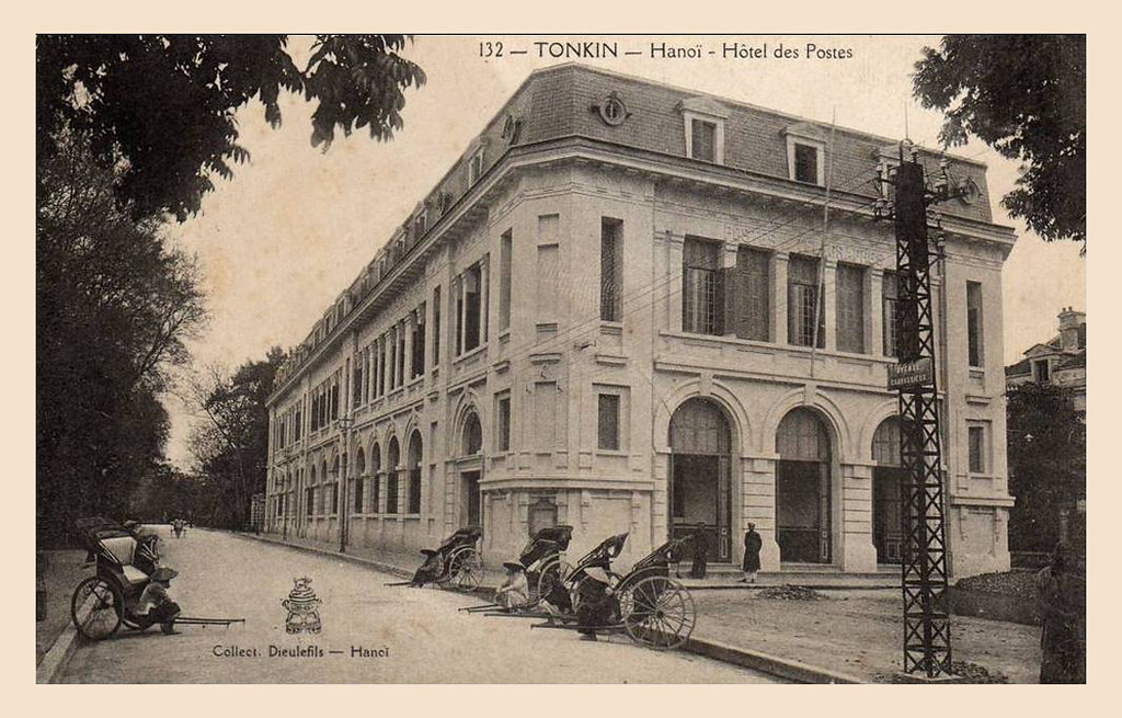 Tòa nhà đầu tiên của Sở bưu điện Hà Nội - tiền thân của Bưu điện Hà Nội - do kiến trúc sư Henri Vildieu thiết kế và xây dựng vào các năm 1893 – 1899. Mặt chính của tòa nhà trông ra đại lộ Francis Garnier (nay là đường Đinh Tiên Hoàng), mặt bên trông ra phố Chavassieux (Lê Thạch).