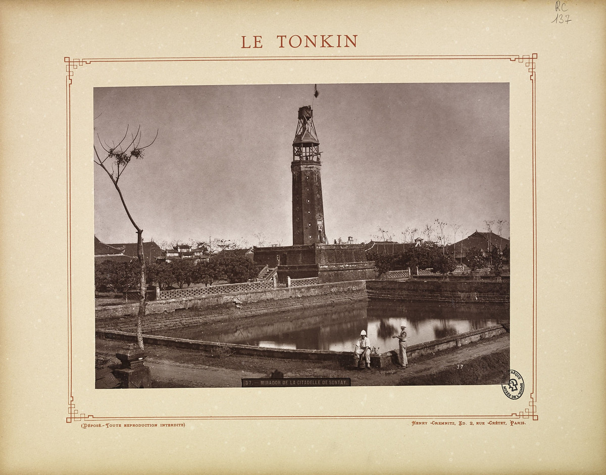 Khu vực trung tâm thành Sơn Tây. Thành được xây năm 1822, có kiến trúc độc đáo với vật liệu là đá ong. Ngày nay, tòa thành này vẫn tồn tại ở trung tâm thị xã Sơn Tây, Hà Nội, là một di tích lịch sử - kiến trúc cấp quốc gia.