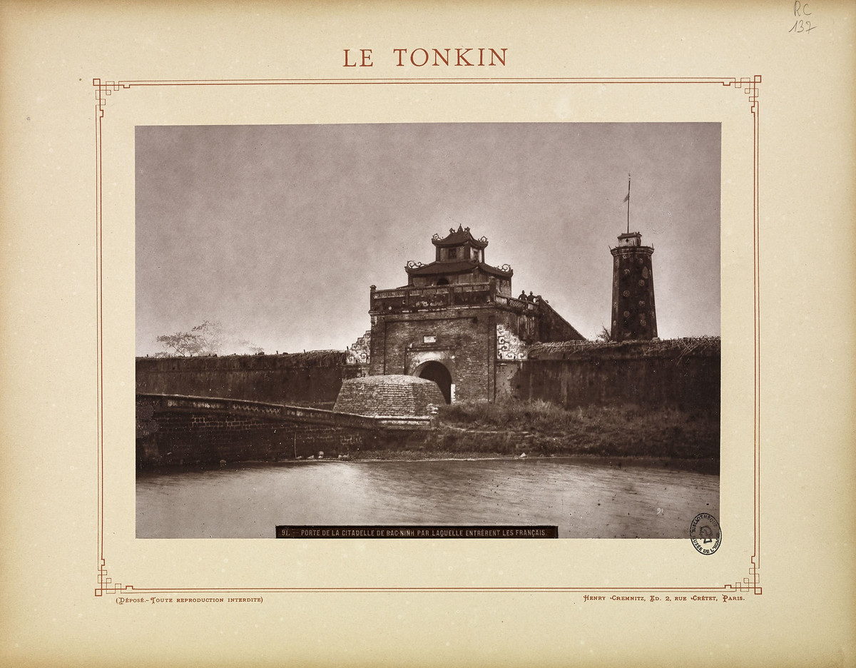 Cổng thành Bắc Ninh, Việt Nam cuối thể kỳ 19. Thành Bắc Ninh từng được coi là một trong bốn tòa thành đẹp nhất vùng Bắc Bộ. Dấu tích còn lại của thành ngày nay là ba cổng thành, một phần bờ thành và dãy hào sâu