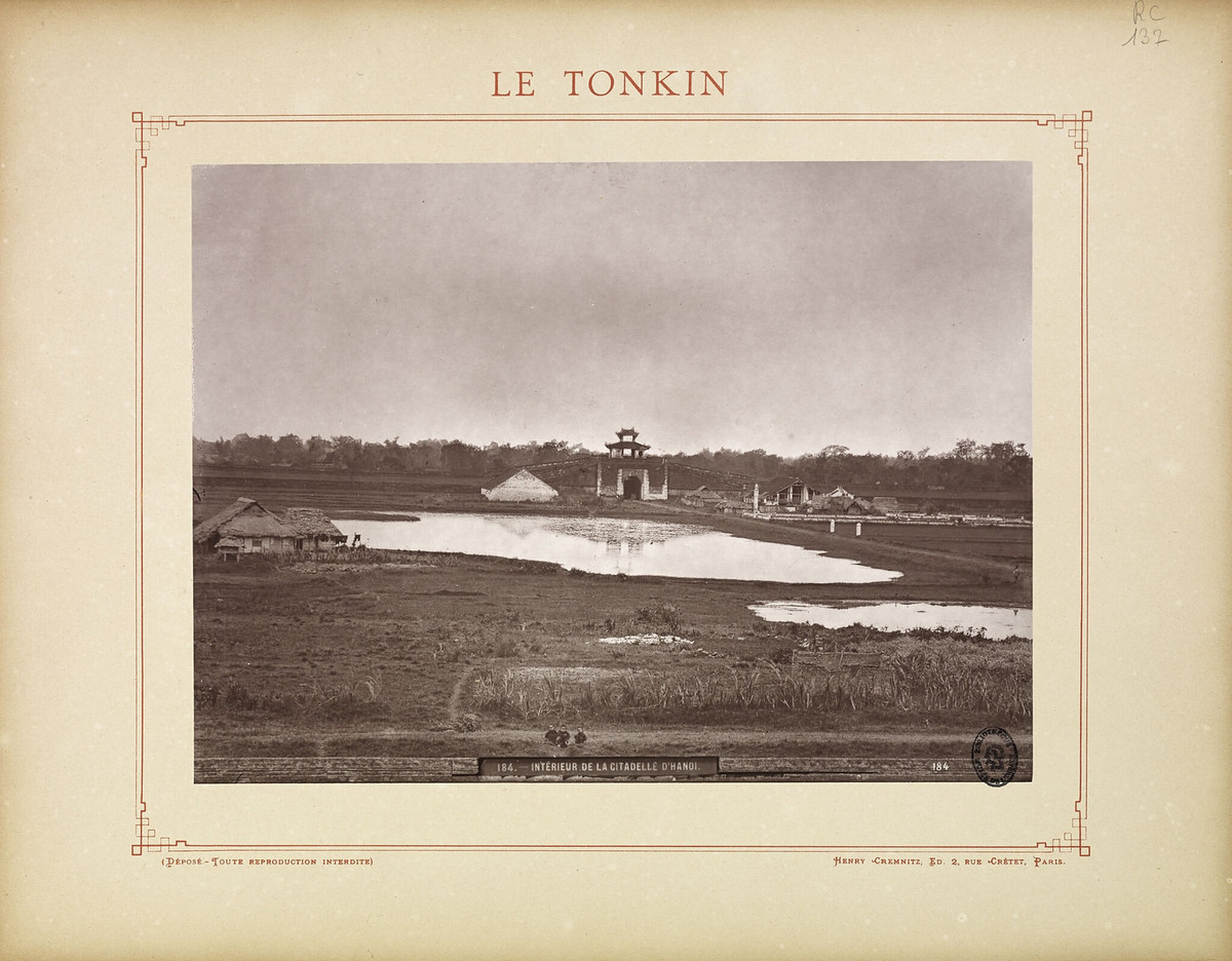 Quang cảnh bên trong thành Hà Nội. Thành bị người Pháp cho phá dỡ vào khoảng năm 1893-1894, ngày nay còn lại một số công trình như Cửa Bắc, cột cờ, Đoan Môn..., thuộc quần thể Di sản văn hóa thế giới Hoàng thành Thăng Long.