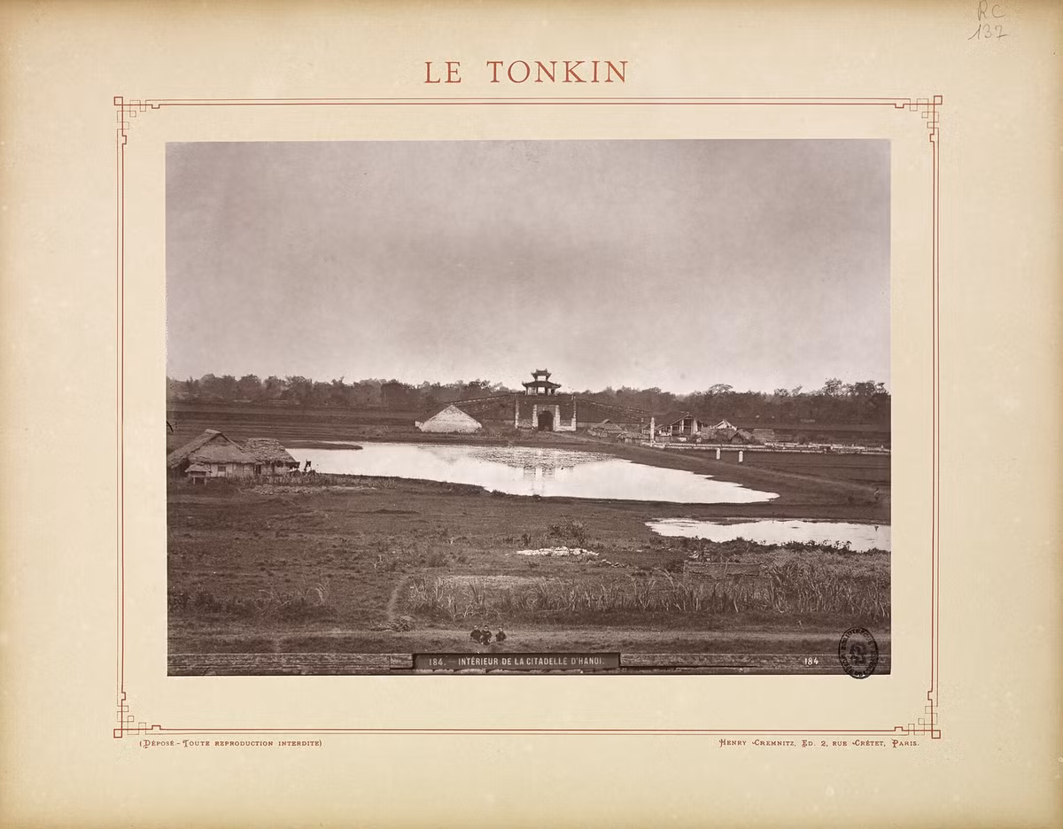 Quang cảnh bên trong thành Hà Nội. Thành bị người Pháp cho phá dỡ vào khoảng năm 1893-1894, ngày nay còn lại một số công trình như Cửa Bắc, cột cờ, Đoan Môn..., thuộc quần thể Di sản văn hóa thế giới Hoàng thành Thăng Long.
