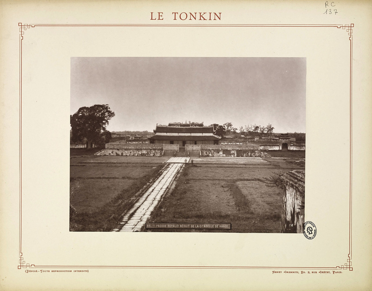 Điện Kính Thiên trong thành Hà Nội. Khi chiếm đóng Hà Nội, quân Pháp đã phá cung điện này để xây dựng trụ sở chỉ huy pháo binh. Ngày nay điện Kính Thiên chỉ còn phần nên với các dãy bậc cấp có lan can hình rồng bằng đá, tạo tác thời Lê Sơ.