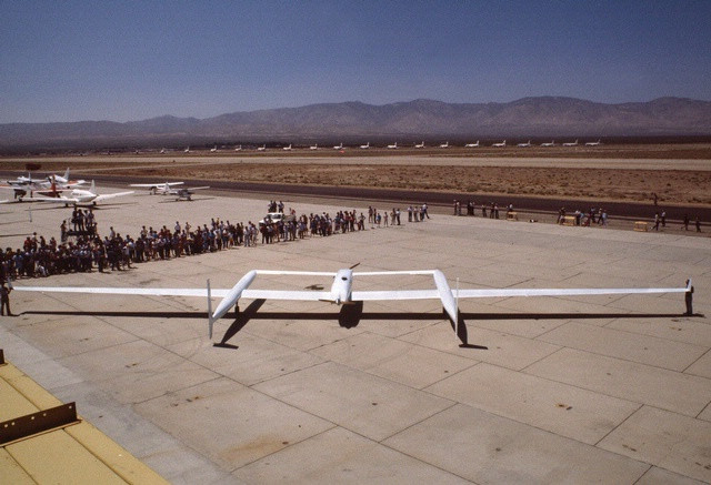 Cuối cùng, chiếc máy bay mong manh cũng hạ cánh an toàn trước sự cổ vũ của 23.000 khán giả. Hai phi công đã sụt khoảng 4,5 kg mỗi người sau hành trình này.