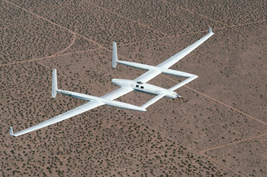 Voyager được chế tạo chủ yếu từ nhựa và giấy cứng. Nó mang theo lượng nhiên liệu gấp ba lần trọng lượng của mình. Người cầm lái là hai phi công người Mỹ Dick Rutan và Jeana Yeager.