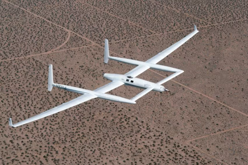 Voyager được chế tạo chủ yếu từ nhựa và giấy cứng. Nó mang theo lượng nhiên liệu gấp ba lần trọng lượng của mình. Người cầm lái là hai phi công người Mỹ Dick Rutan và Jeana Yeager.