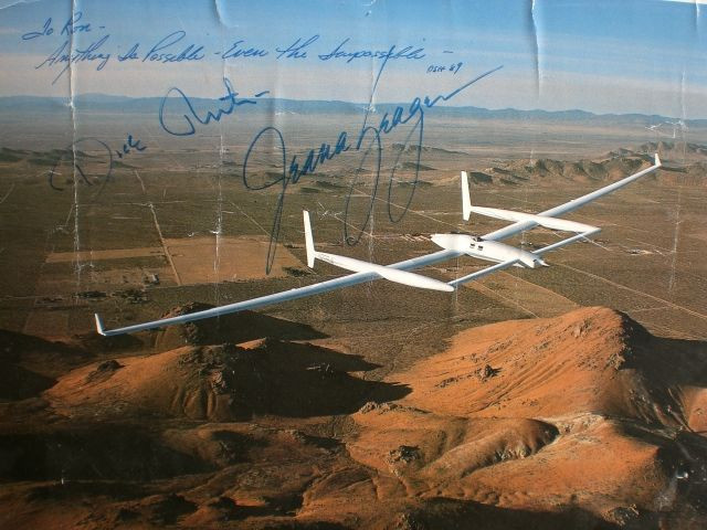 Trở lại sau hành trình 40.251 km (chu vi Trái đất là 40.075 km), chiếc máy bay này chỉ còn lại khoảng 20 lít xăng trong bình chứa.