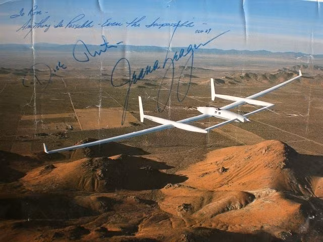 Trở lại sau hành trình 40.251 km (chu vi Trái đất là 40.075 km), chiếc máy bay này chỉ còn lại khoảng 20 lít xăng trong bình chứa.