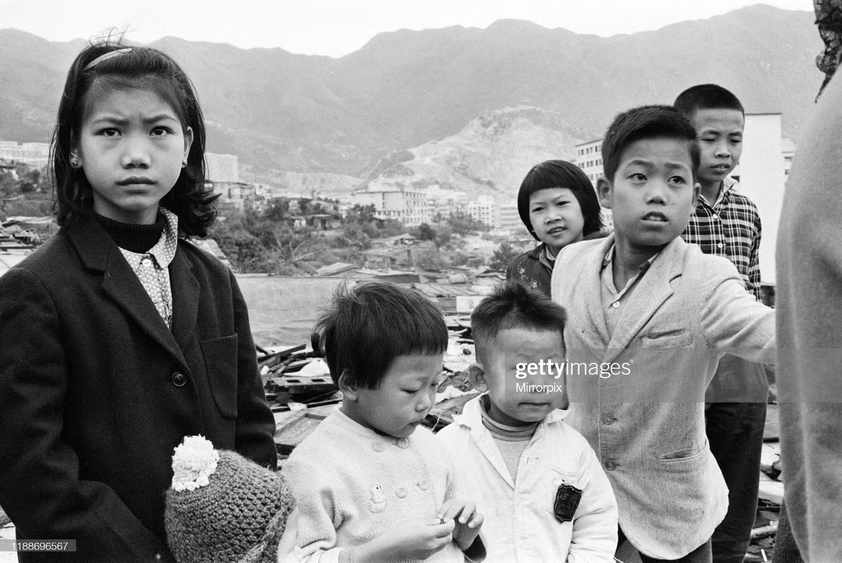 Những đứa trẻ ở khu ổ chuột Hồng Kông.