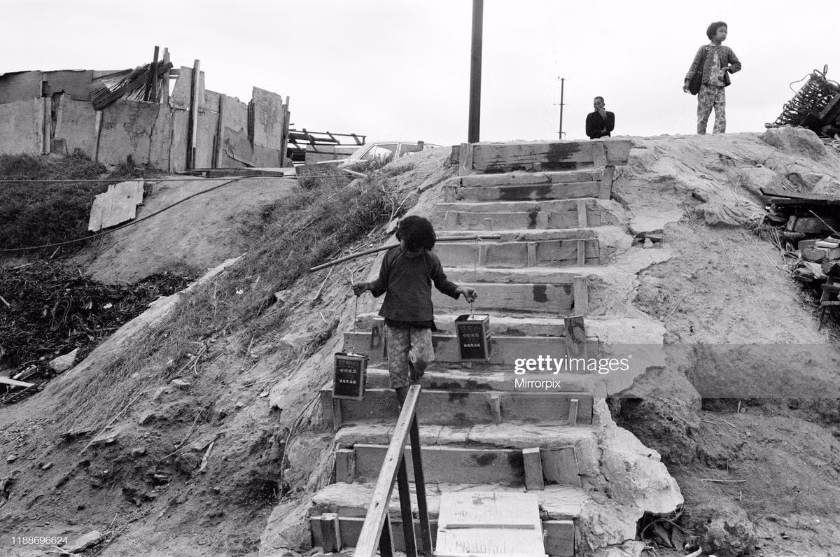 Một bé gái lấy nước sinh hoạt cho gia đình từ bến sông.