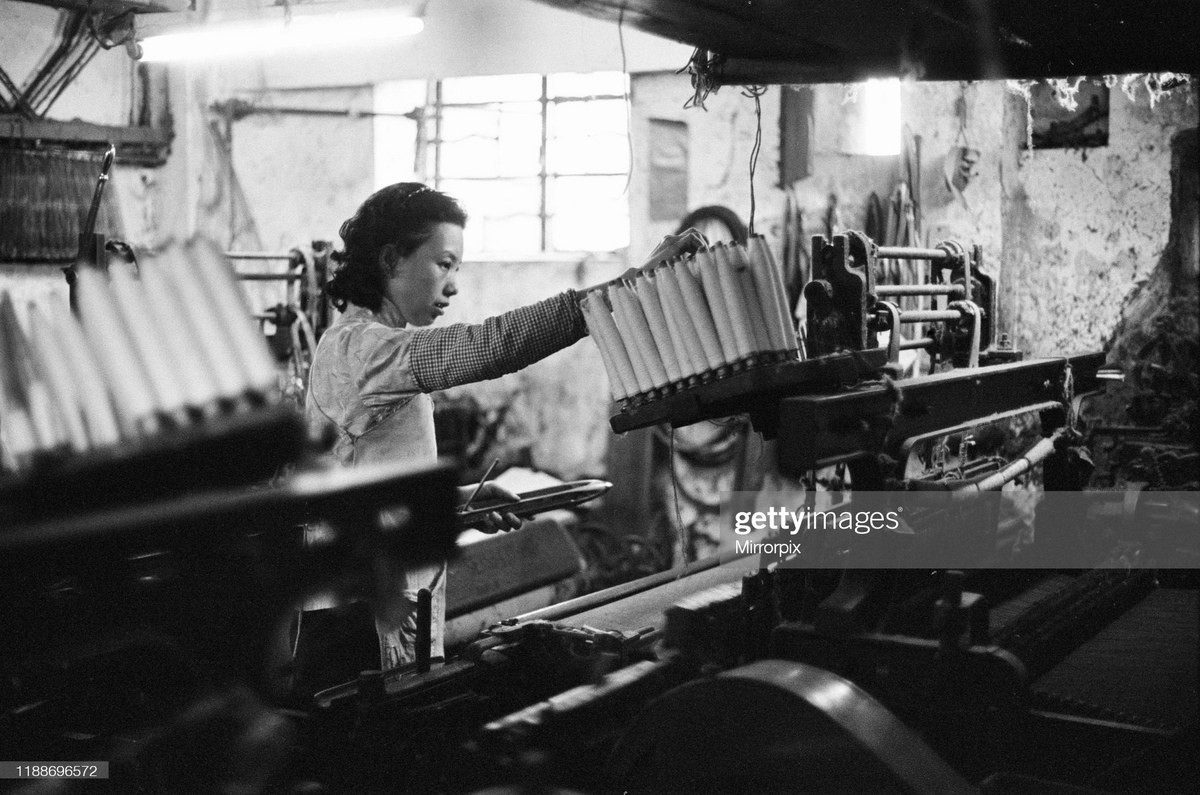 Cô bé này 15 tuổi, đang làm việc trong xưởng dệt nằm dưới tầng hầm của một tòa nhà chung cư.