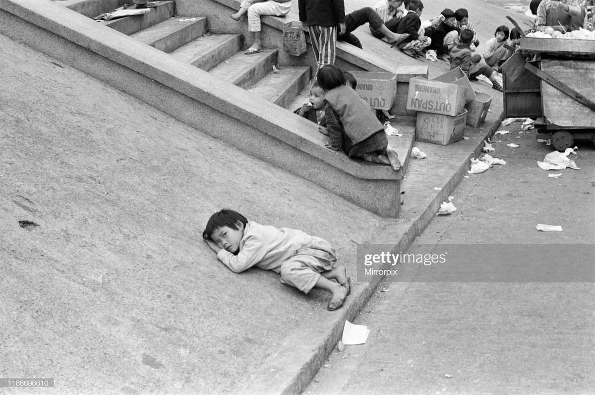 Hầu hết các gia đình ở khu vực nghèo khổ không có khả năng cho con cái đến trường. Vào ban ngày, lũ trẻ lang thang trên đường phố khi bố mẹ đi lao động để kiếm cái ăn.