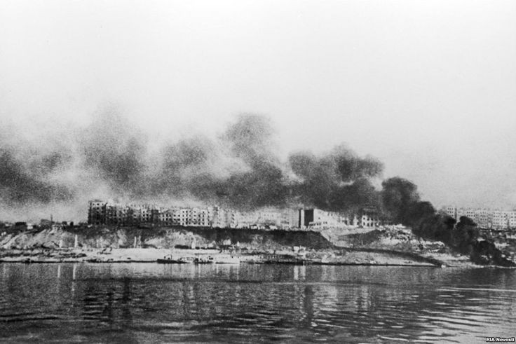 Vào giữa tháng 10, Tập đoàn quân số 6 của Đức, dưới sự chỉ huy của Thống chế Friedrich Paulus và một phần của Tập đoàn quân Thiết giáp số 4, dưới quyền tướng Ewald von Kleist, đã đẩy lùi Hồng Quân gần đến sông Volga và bao vây được Stalingrad.