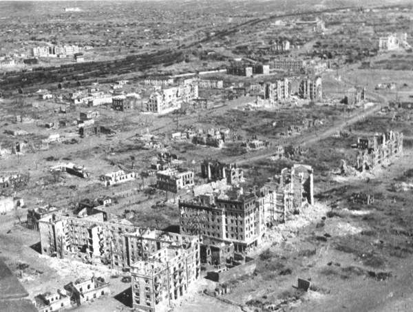 Ngược dòng thời gian, trận Stalingrad bắt đầu vào mùa hè năm 1942 khi quân Đức tấn công vào thành phố Stalingrad, một trung tâm công nghiệp lớn của Liên Xô. Việc Đức chiếm được thành phố này sẽ là một bước ngoặt chiến lược của cuộc chiến.