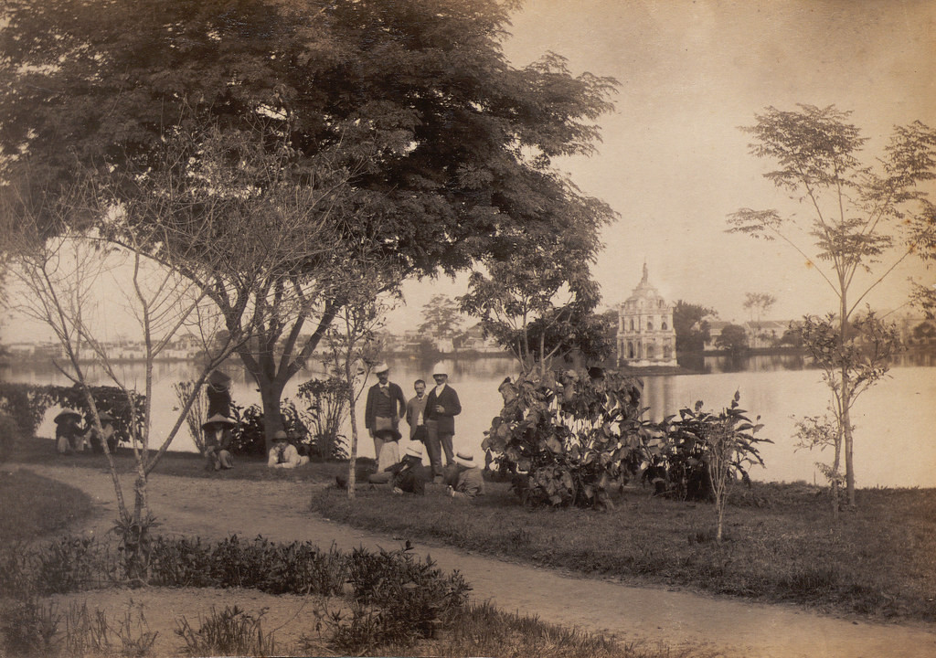 Nhóm người Pháp thư giãn bên hồ. Phía xa là Tháp Rùa.