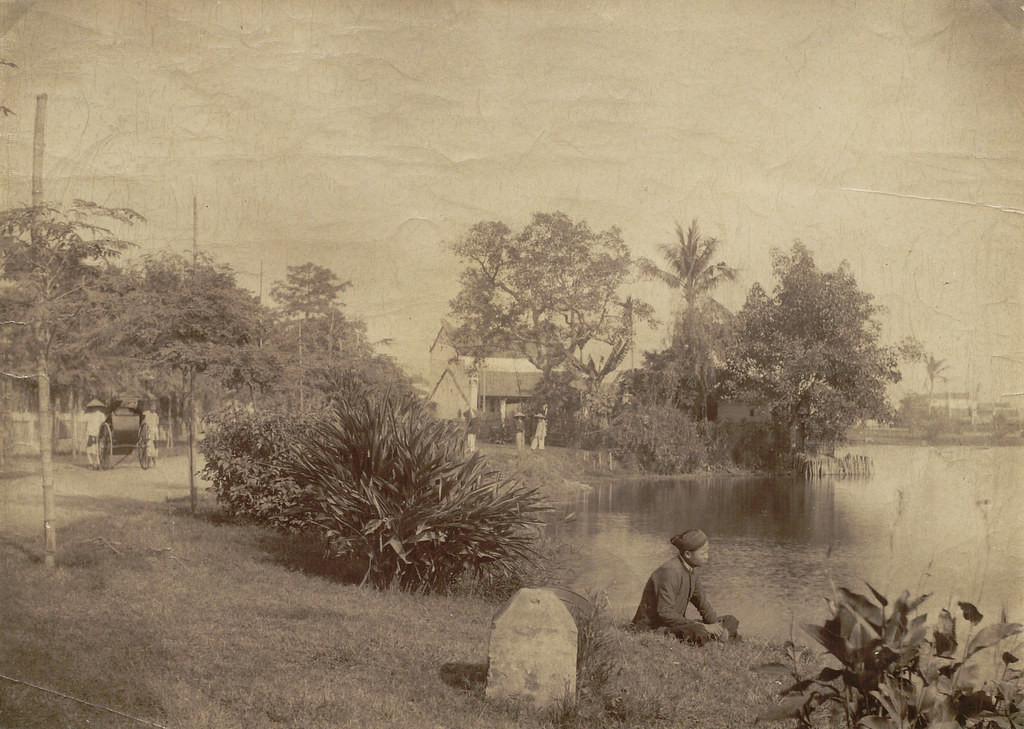 Một góc bờ hồ Hoàn Kiếm thập niên 1890.