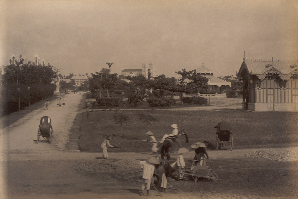 Quảng trường Paul Bert nhìn từ phía chi nhánh Ngân hàng Đông Dương, góc Lê Thạch - Ngô Quyền ngày nay. Ngoài nhà Kèn (nay vẫn còn) ở quảng trường thời điểm này còn một tòa nhà khác kiến trúc khá lạ mắt.