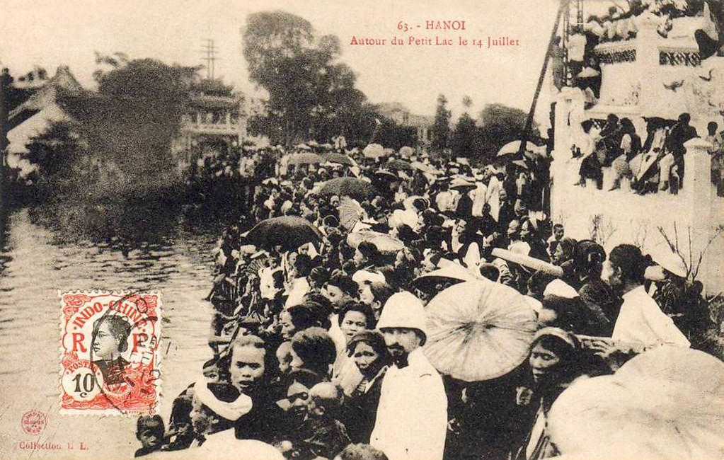 Người dân tập trung đông đúc trên cầu.