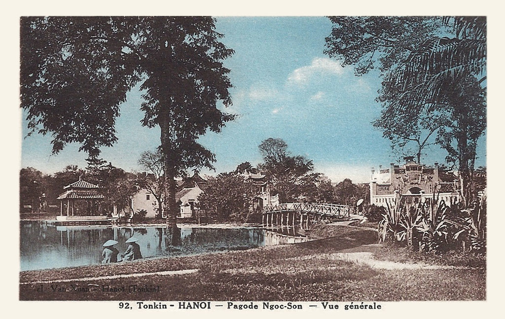 Toàn cảnh đền Ngọc Sơn nhìn từ bờ hồ Gươm. Bên phải là Đài Nghiên, cánh cổng có nghiên mực bằng đá trên đỉnh.