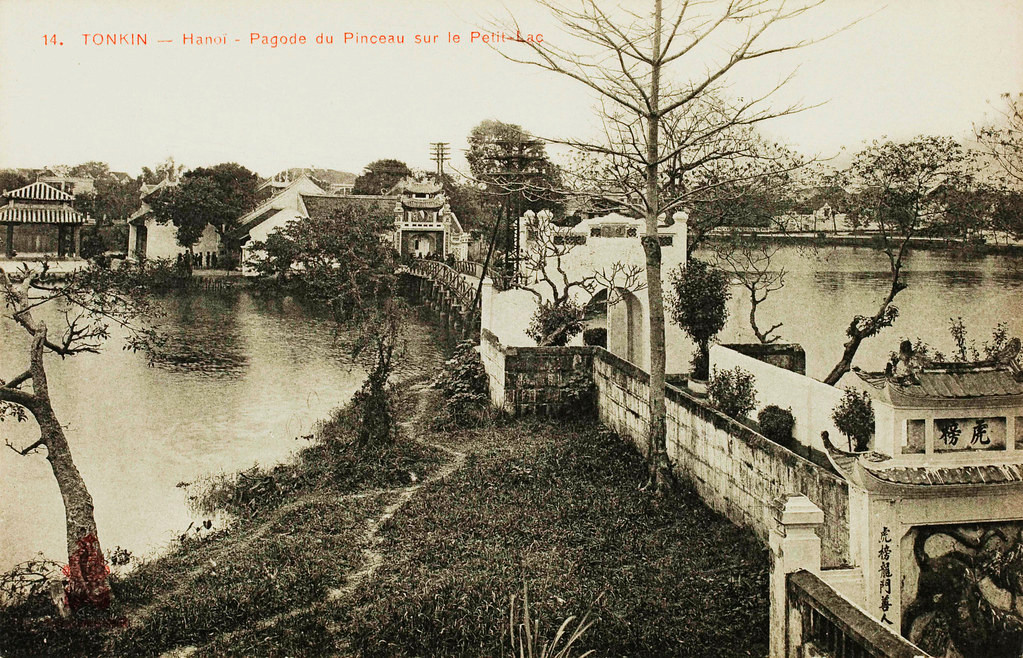 Lối vào đền Ngọc Sơn ở hồ Gươm, Hà Nội thời thuộc địa. Hình ảnh trên một bưu thiếp đầu thế kỷ 20.