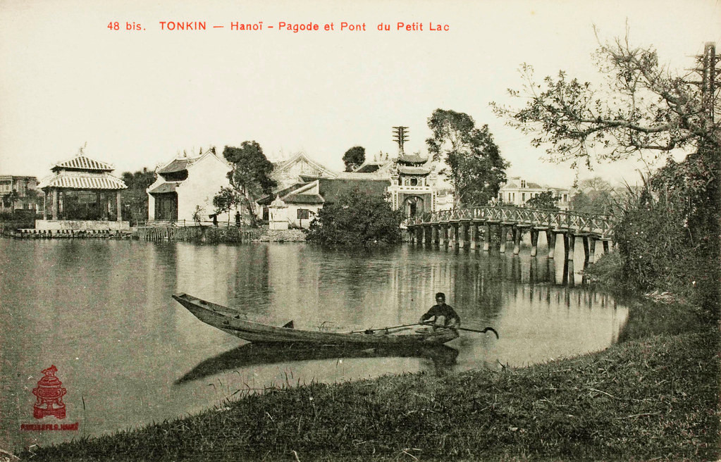 Từ bờ hồ Gươm nhìn về cầu Thê Húc và đến Ngọc Sơn.