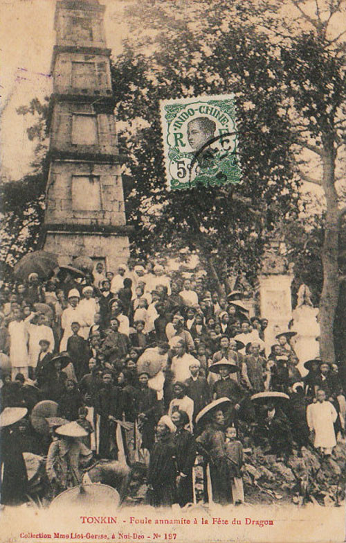 Đám đông tụ tập ở Tháp Bút trong lễ rước rồng.