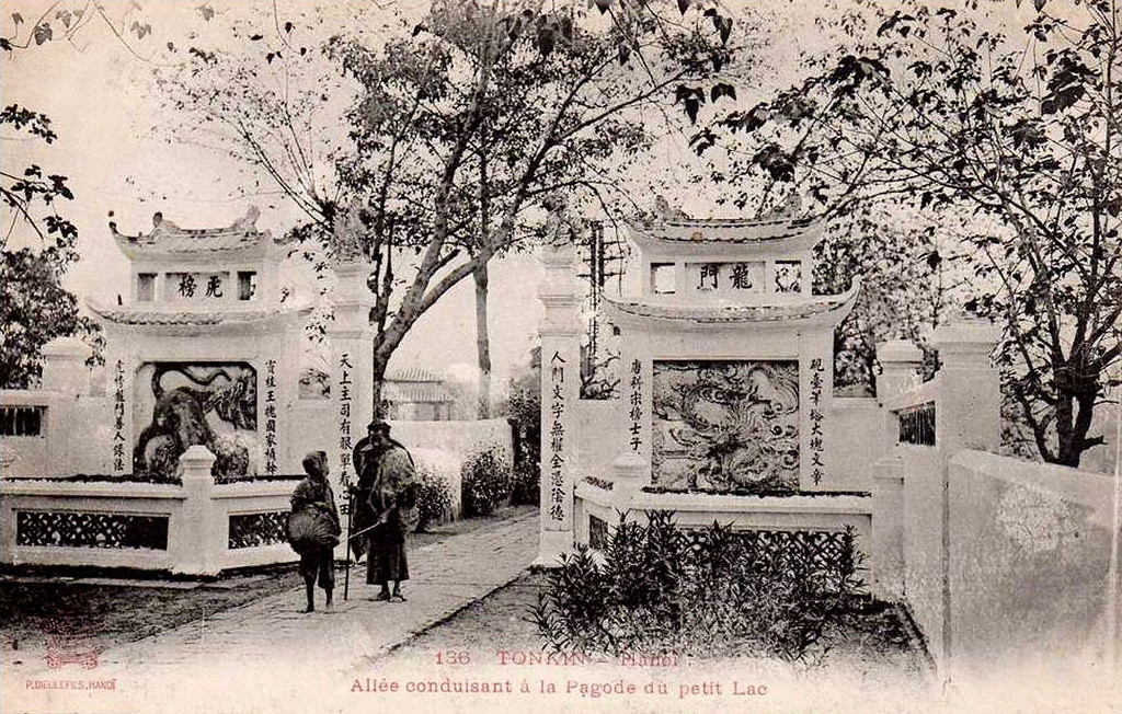 Một hình ảnh khác về cánh cổng thứ hai của đền Ngọc Sơn trên bưu thiếp xưa.