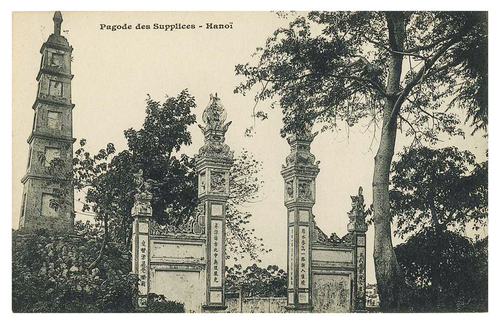 Nghi môn của đền Ngọc Sơn với Tháp Bút nằm bên trái.