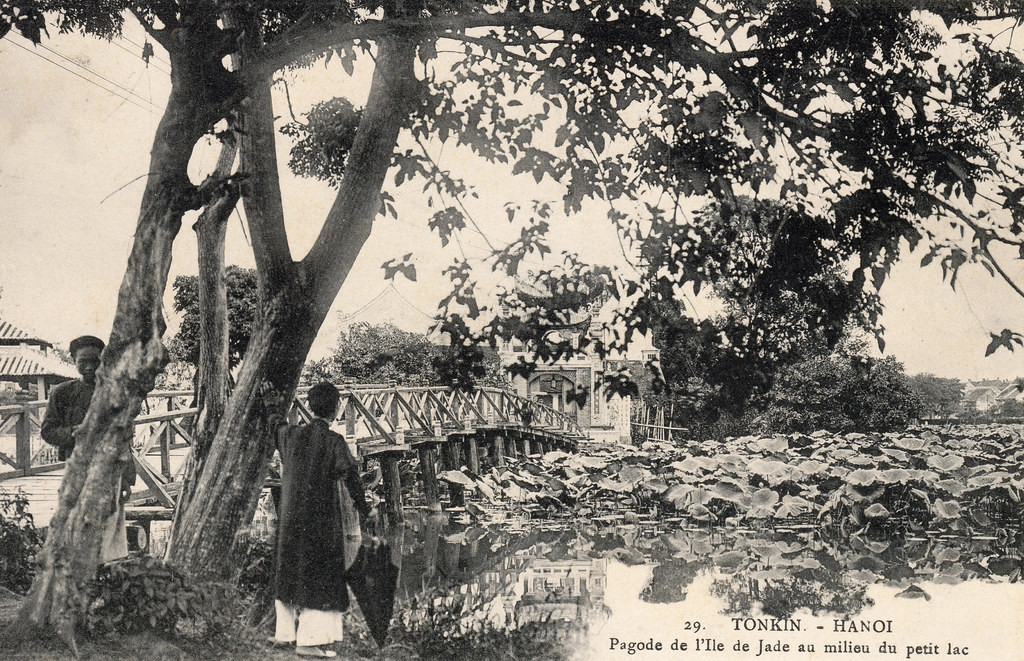 Du khách ngắm đền Ngọc Sơn từ đầu cầu Thê Húc.